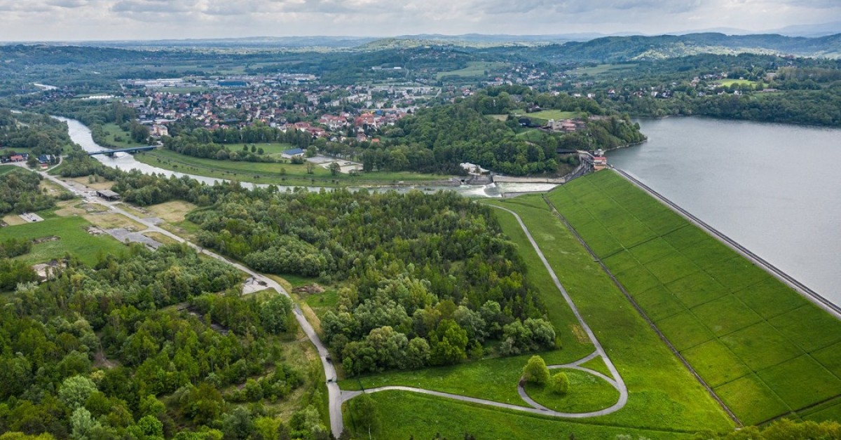 Orlen zawiesza projekt elektrowni fotowoltaicznej w Dobczycach. Do czasu aż gmina "uzgodni stanowisko z lokalną społecznością”