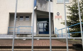 Szkoła od września stoi pusta. Miało tu powstać centrum opiekuńcze dla niepełnosprawnych. „Jeszcze w tym roku będziemy wiedzieć czy się uda”