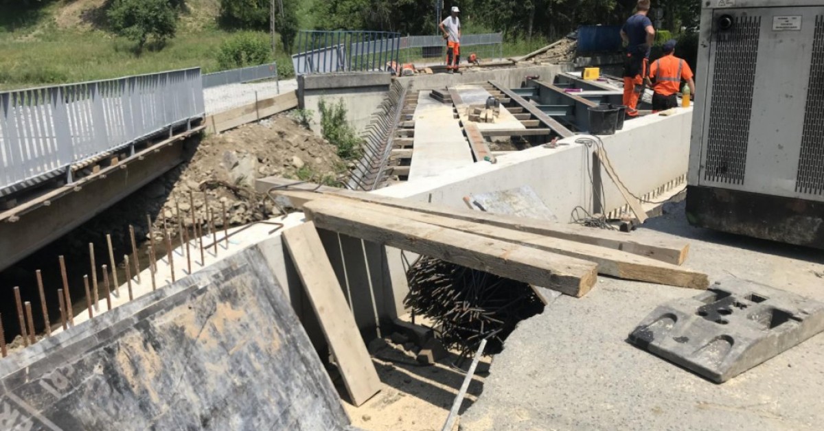 Trwa remont mostu na drodze Pcim-Krzywica-Poręba. Utrudnienia potrwają do końca września