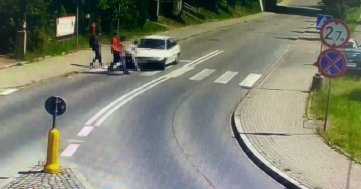 Potrącił kobietę na przejściu dla pieszych. Policja udostępnia film „ku przestrodze”