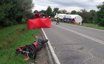 Śmierć na drodze w Wiśniowej. W zderzeniu z ciężarówką zginął motocyklista
