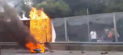 Zderzenie na Zakopiance w Stróży. Motocykl i ekran akustyczny stanęły w ogniu