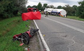 Śmierć na drodze w Wiśniowej. W zderzeniu z ciężarówką zginął motocyklista