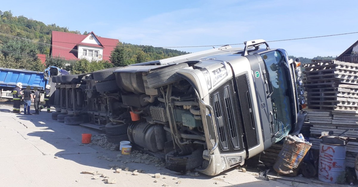 Zderzenie dwóch ciężarówek i busa w Krzczonowie