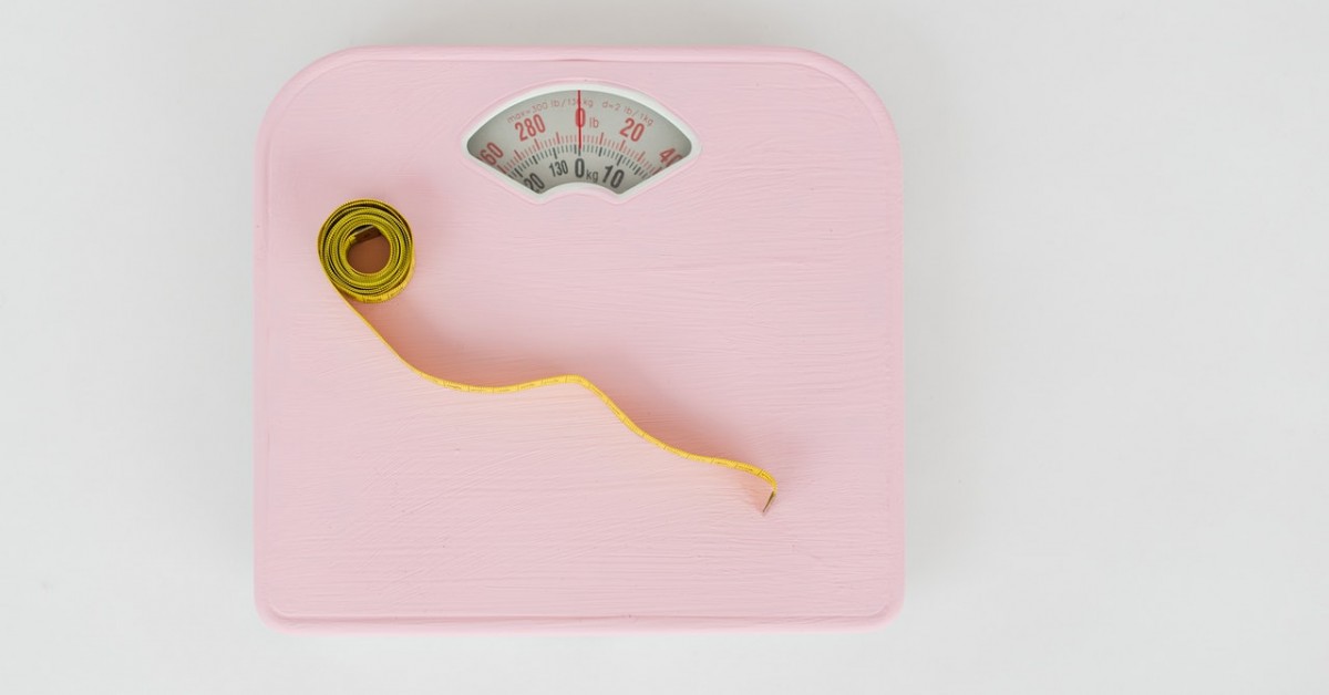 Jak zdrowo schudnąć? Zasady bezpiecznej redukcji ciała