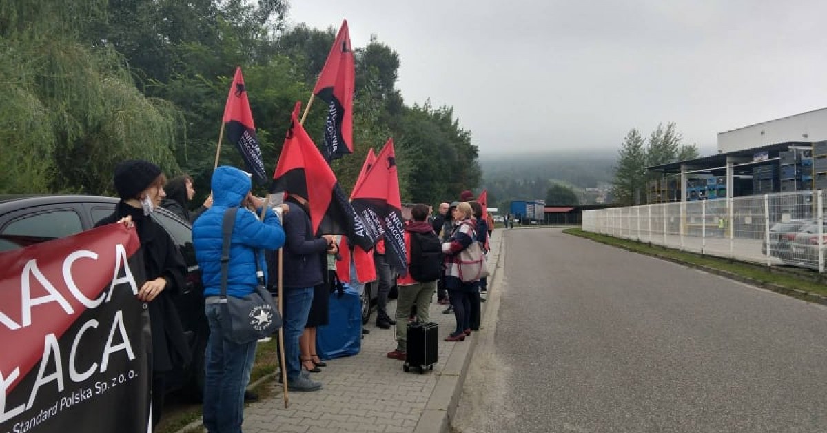 Protest przeciwko planowanym zwolnieniom w Cooper Standard Automotive w Myślenicach