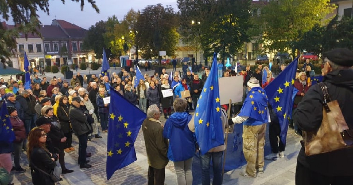 Mieszkańcy zebrali się na myślenickim Rynku. Manifestowali pod hasłem „My zostajemy w Unii Europejskiej”