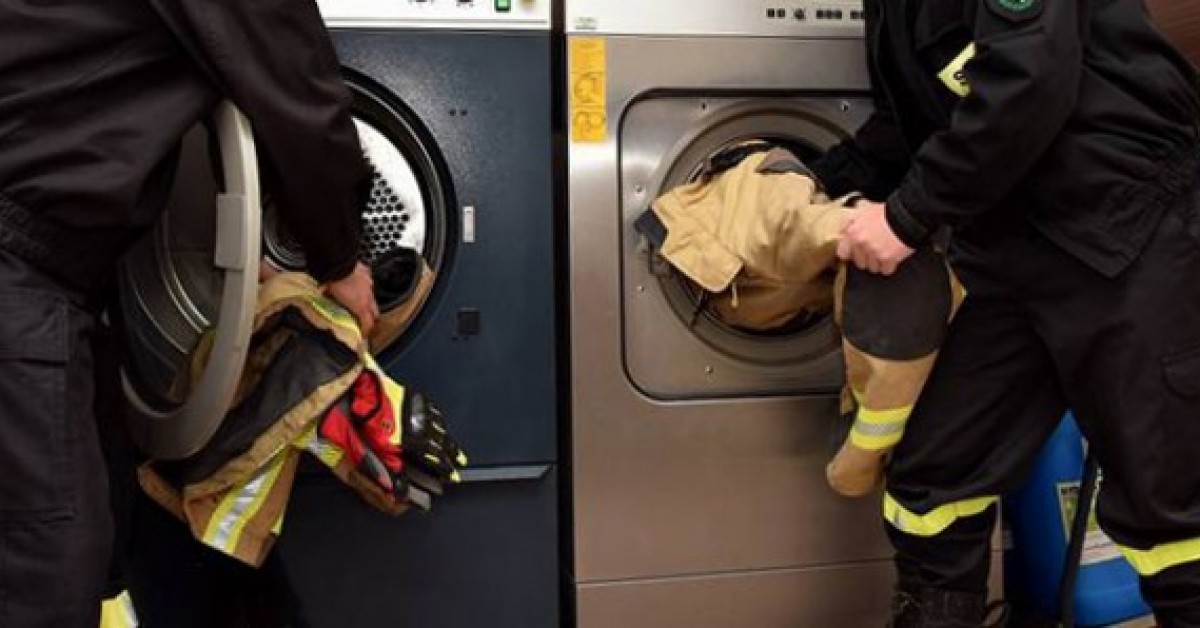 Po kilkuletnich staraniach strażacy z PSP Myślenice doczekali się pralnicy na mundury