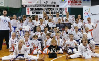 Mocny początek sezonu. Karatecy z Myślenic z 31 medalami i pierwszym miejscem w klasyfikacji drużynowej