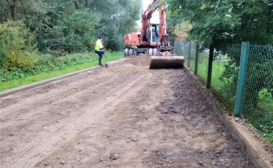 Na zalew w Sułkowicach brukowaną drogą. Trwa remont nawierzchni