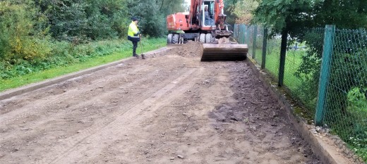 Na zalew w Sułkowicach brukowaną drogą. Trwa remont nawierzchni