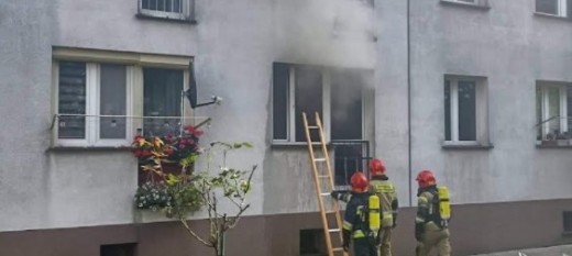 Pożar mieszkania na Osiedlu Tysiąclecia. Lokatorka wydostała się przez balkon