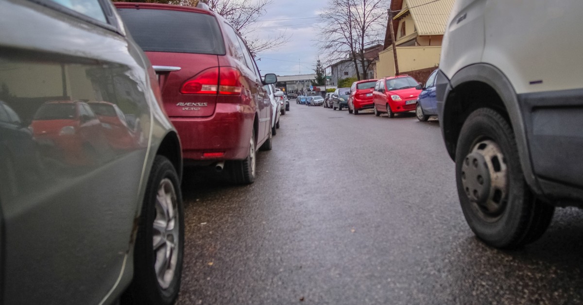 Mieszkańcy pytają burmistrza, kiedy zrobi porządek z parkowaniem. "To jeden z największych problemów naszego miasta”