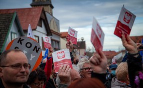 Tour de Konstytucja wróciła do Dobczyc. Owacja dla zawieszonej dyrektor szkoły, tłumy i wystąpienia zaproszonych gości