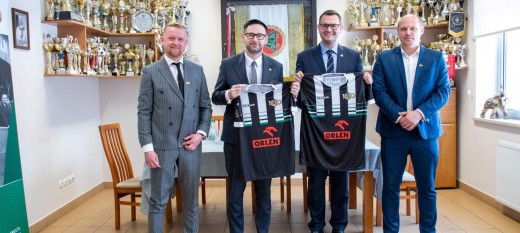 PKN Orlen nowym sponsorem Dalinu Myślenice. Daniel Obajtek i Jarosław Szlachetka zaprezentowali klubowe koszulki