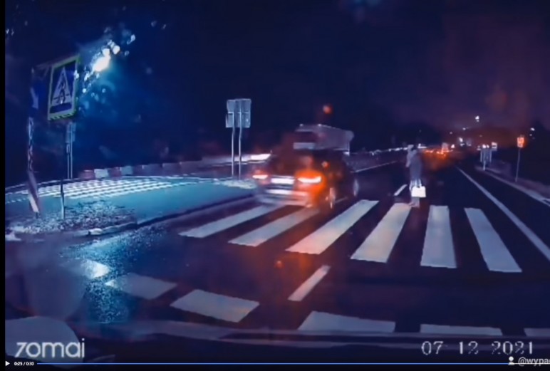 Krzyszkowice. „Uwaga na pieszych!". To nagranie pokazuje jak wygląda przechodzenie przez Zakopiankę. W tym miejscu ma powstać tunel