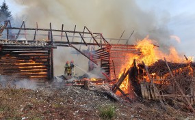 Pożar stodoły w Lipniku. Budynek doszczętnie spłonął