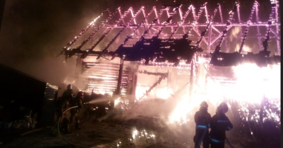 Spłonęła stodoła w Krzyszkowicach. „Razem z nią marzenia Piotra” – piszą jego przyjaciele i organizują internetową zbiórkę