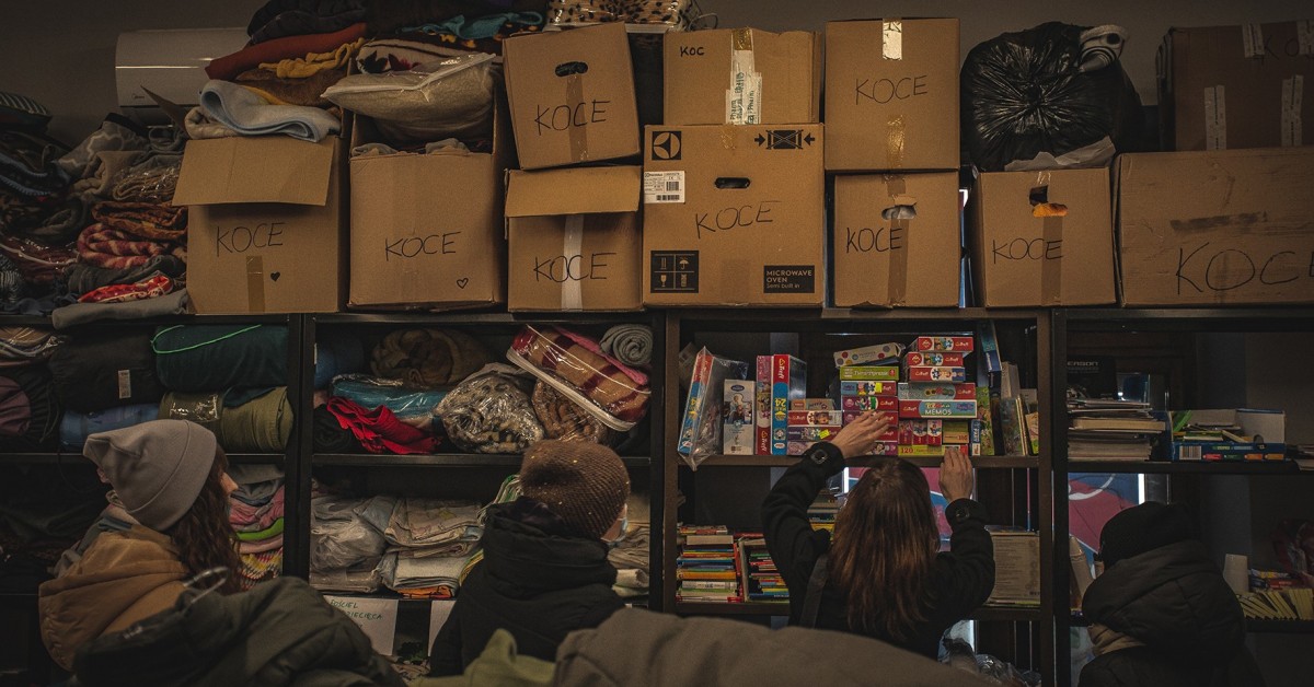 Punkt pomocowy dla uchodźców z Ukrainy w Rynku działa na pełnych obrotach. Czego potrzeba w „sklepie za 0 złotych”?