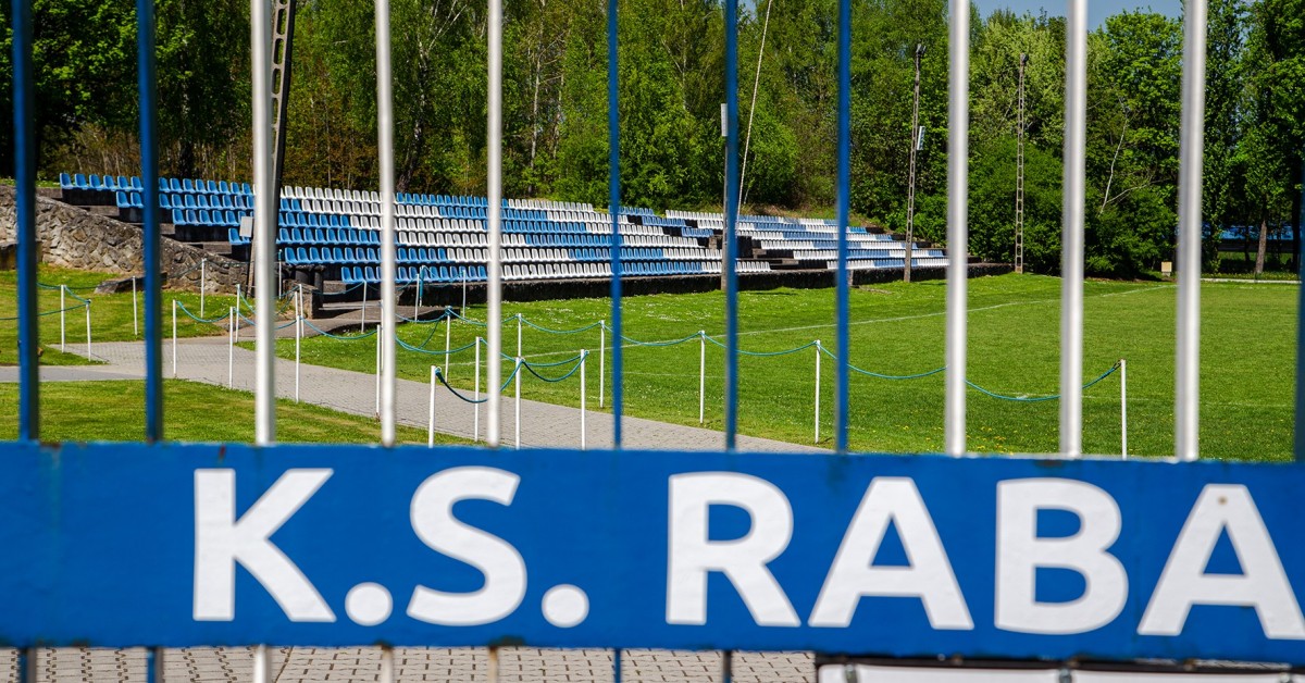 Stadion Raby Dobczyce doczeka się zadaszonej trybuny. Burmistrz podpisał umowę na jej wykonanie. Ma być gotowa w lipcu