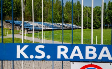 Stadion Raby Dobczyce doczeka się zadaszonej trybuny. Burmistrz podpisał umowę na jej wykonanie. Ma być gotowa w lipcu