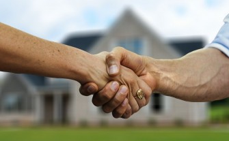 Chcesz kupić mieszkanie? Do kogo się najlepiej zgłosić?
