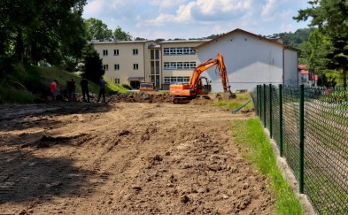 Trwa budowa boiska i placu zabaw przy szkole w Głogoczowie