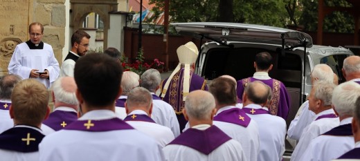 Myślenice. Zmarł wieloletni Wierni pożegnali ks. Prałata Andrzeja Burka