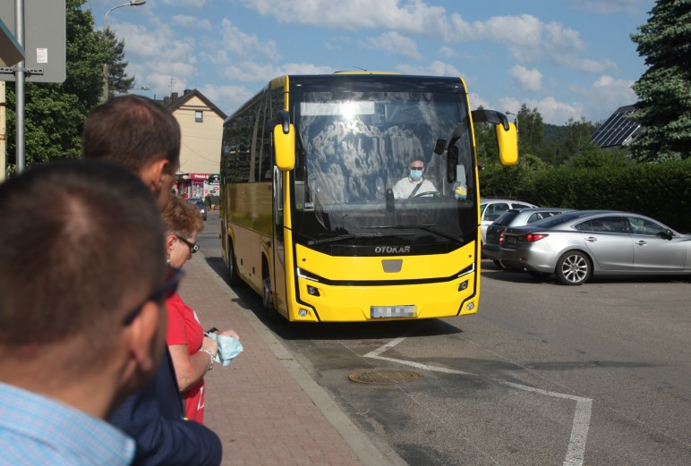 Żółte autobusy dojechały do ściany. Trasę Myślenice-Kraków będą obsługiwać do końca września