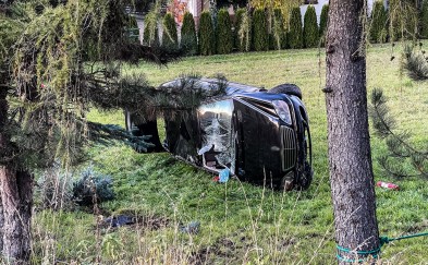 Myślenice, Osieczany, Droginia. Uszkodzony radiowóz, osobówka w rowie. Trwają poszukiwania kierowcy