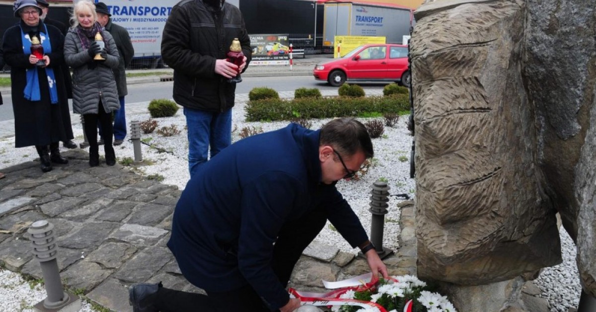 Myślenice. Złożyli kwiaty pod pomnikiem na rondzie im. Prezydenta Lecha Kaczyńskiego