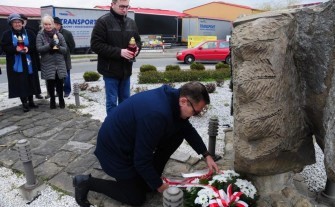 Myślenice. Złożyli kwiaty pod pomnikiem na rondzie im. Prezydenta Lecha Kaczyńskiego