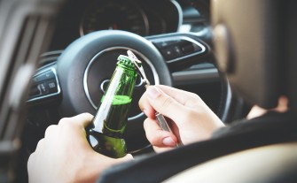 Policjant na urlopie zatrzymał pijanego kierowcę. 77-latek miał ponad pół promila