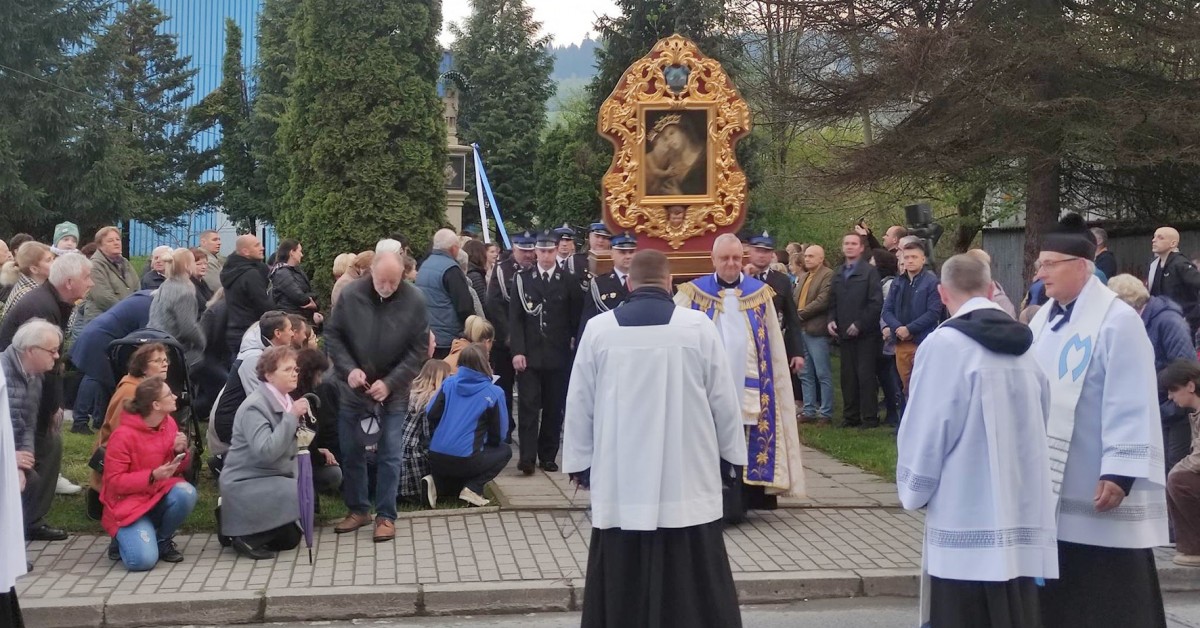 Taniec Z Obrazem Matki Boskiej Na Kaszubach Myślenice. Procesja z obrazem Matki Bożej Pani Myślenickiej przeszła