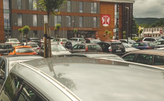 Myślenice. Coraz ciaśniej na parkingu przy nowej siedzibie starostwa. Józef Tomal zapowiada jego rozbudowę