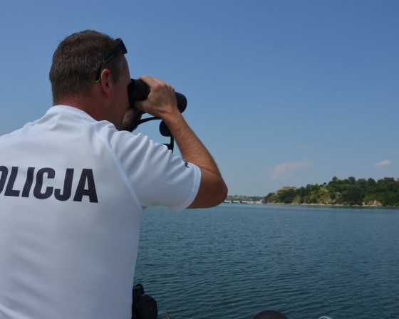 Dobczyce. Policjanci patrolują jezioro dobczyckie. Obowiązuje tu zakaz kąpieli