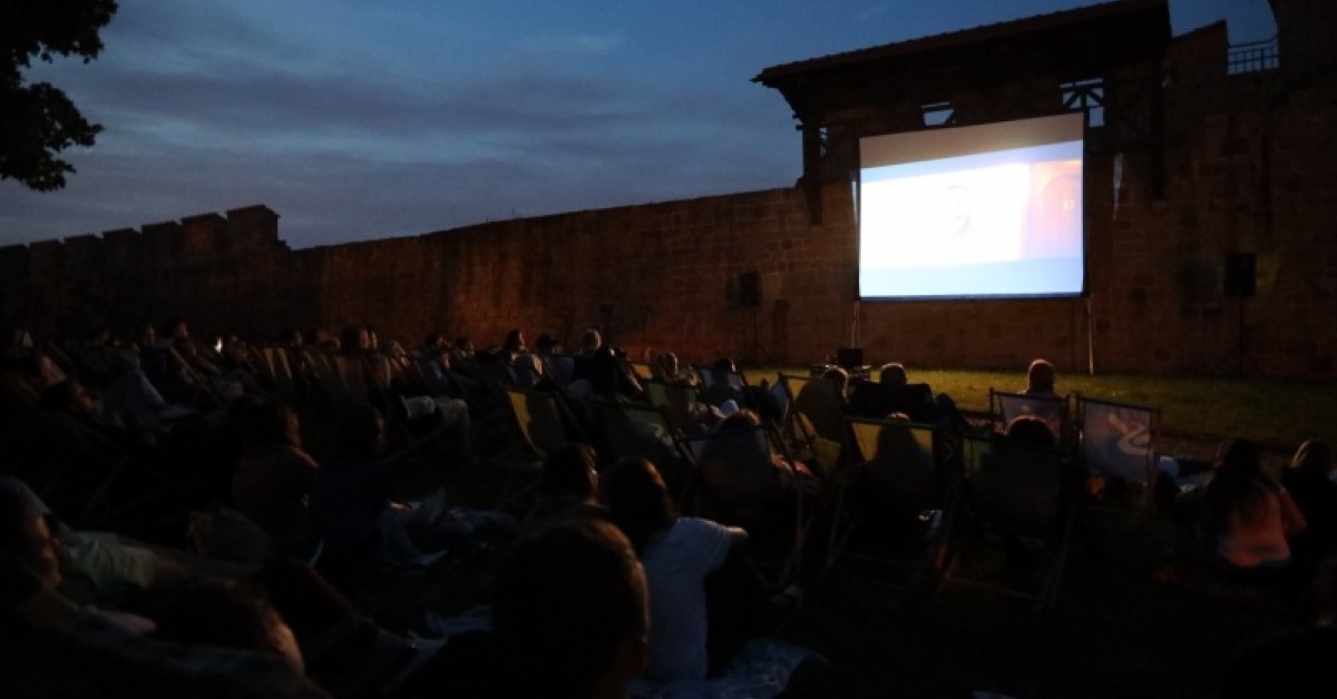 Dobczyce. Ruszyło kino plenerowe pod murami zamkowymi