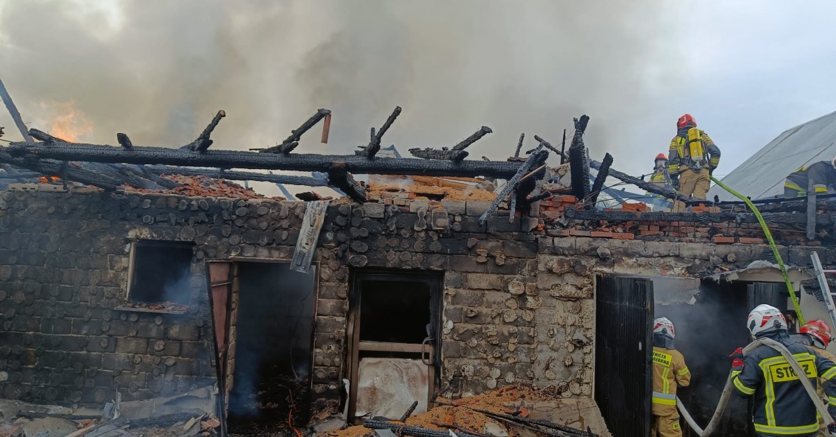 Pożar zabudowań gospodarczych w Harbutowicach. Strażakom udało się obronić przed ogniem sąsiednie budynki