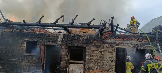 Pożar zabudowań gospodarczych w Harbutowicach. Strażakom udało się obronić przed ogniem sąsiednie budynki