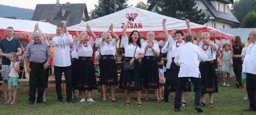 Dożynki Gminno-Parafialne w Trzemeśni: Nagroda za najładniejszy wieniec trafiła do gospodyń z Zasani