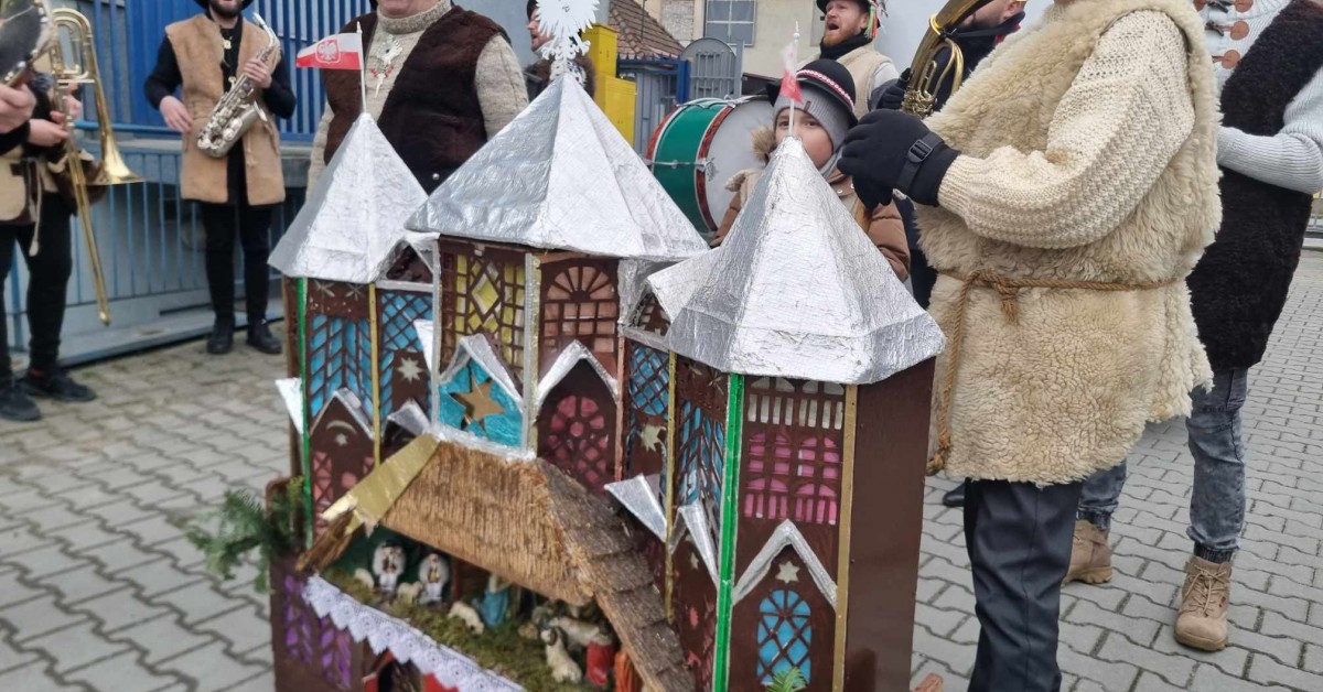 Myślenickie kolędowanie 2023. Śpiewali w szpitalu, dla strażaków i policjantów