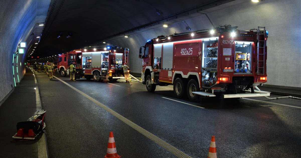 Co w przypadku, kiedy zawiodą podręczne gaśnice kierowców? Służby ćwiczyły w tunelu