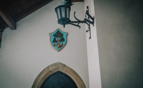 Myślenice. Na murach kościółka powiesili replikę herbu, a oryginał trafił na plebanię. Nie wszystkim się to podoba