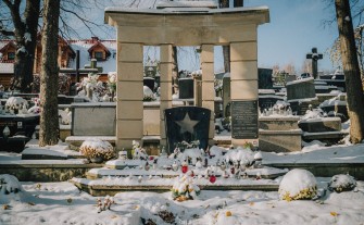 Spór o grób żołnierzy Armii Czerwonej. Czy przedstawiciele gminy powinni składać tam kwiaty? Zdania samorządowców są podzielone