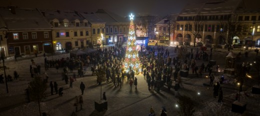 Myślenice. Choinka na Rynku oficjalnie rozświetlona. Mieszkańcy odliczają czas do świąt