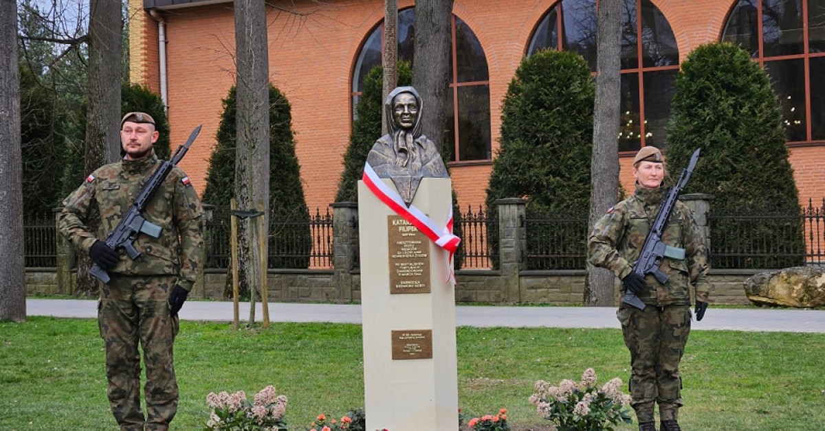 Tokarnia. W parku koło kościoła odsłonięto pomnik Katarzyny Filipek