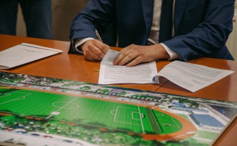 Myślenice. Umowa na rozbudowę stadionu Dalinu podpisana. Ma być gotowy w połowie 2025 roku