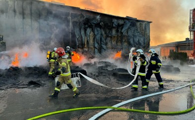 Jawornik. Pożar zakładu tworzyw sztucznych w strefie przemysłowej. Czarny dym było widać z daleka