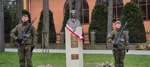 Tokarnia. W parku koło kościoła odsłonięto pomnik Katarzyny Filipek