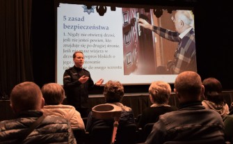 Dobczyce. Policjanci przestrzegają seniorów przed oszustami i radzą jak się przed nimi ustrzec